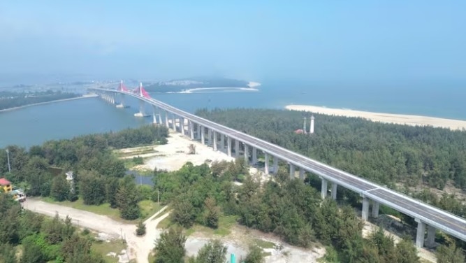 Thuan An sea-crossing bridge opens to traffic, longest in central Vietnam